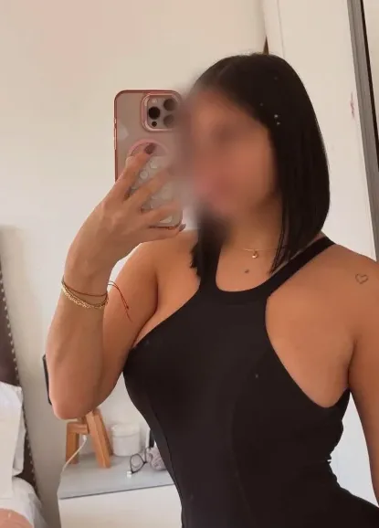 Mia, 28